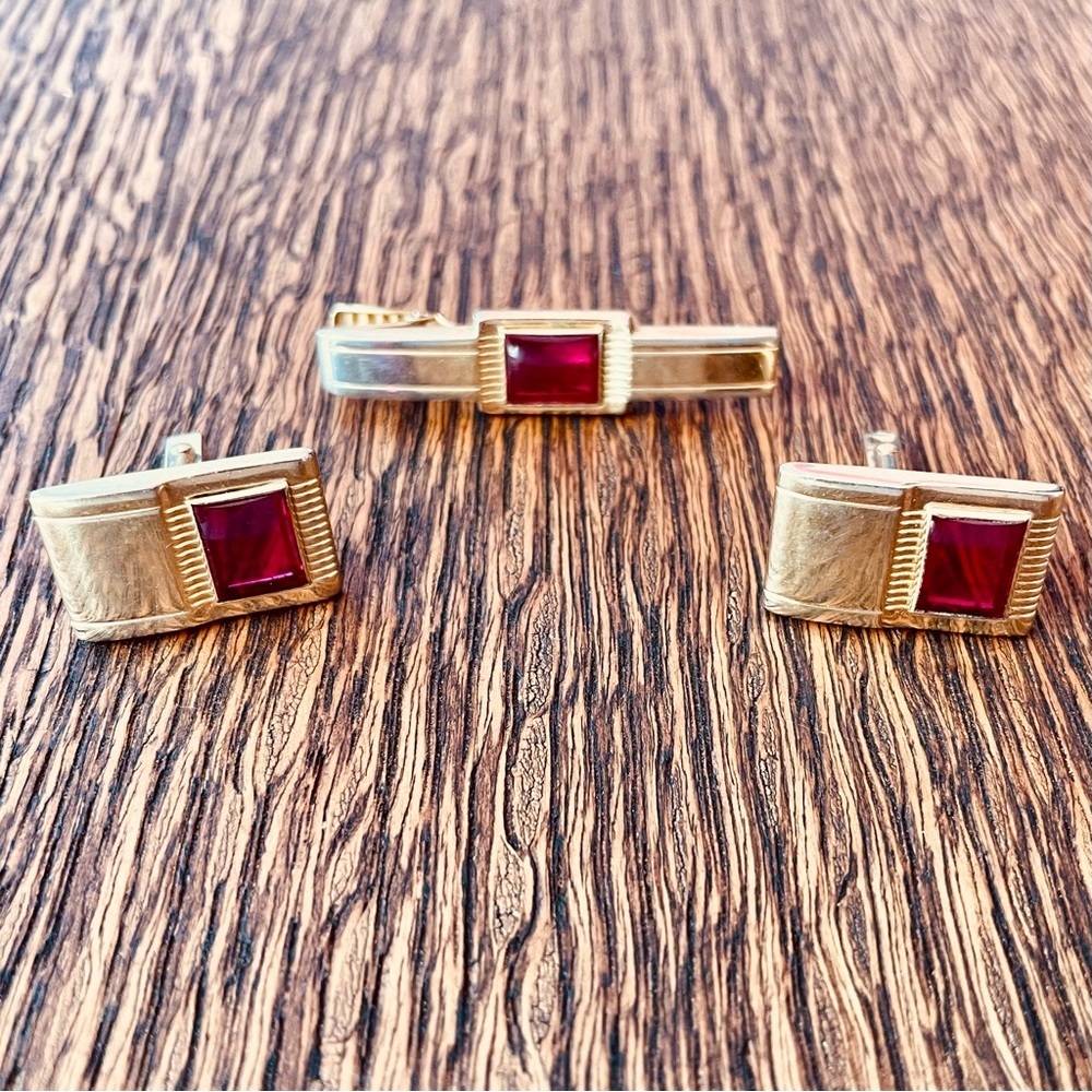 Anson Vintage Gold Tone Fuchsia Lucite Inset Tie Bar Cufflink Set Mid-Century